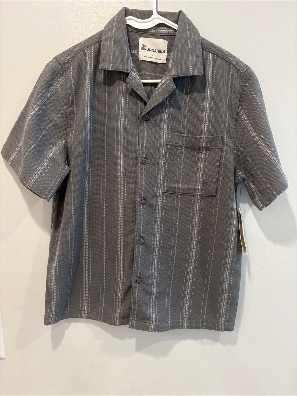 No Boundaries Men's Gray Striped Short-Sleeve Button-Down Shirt